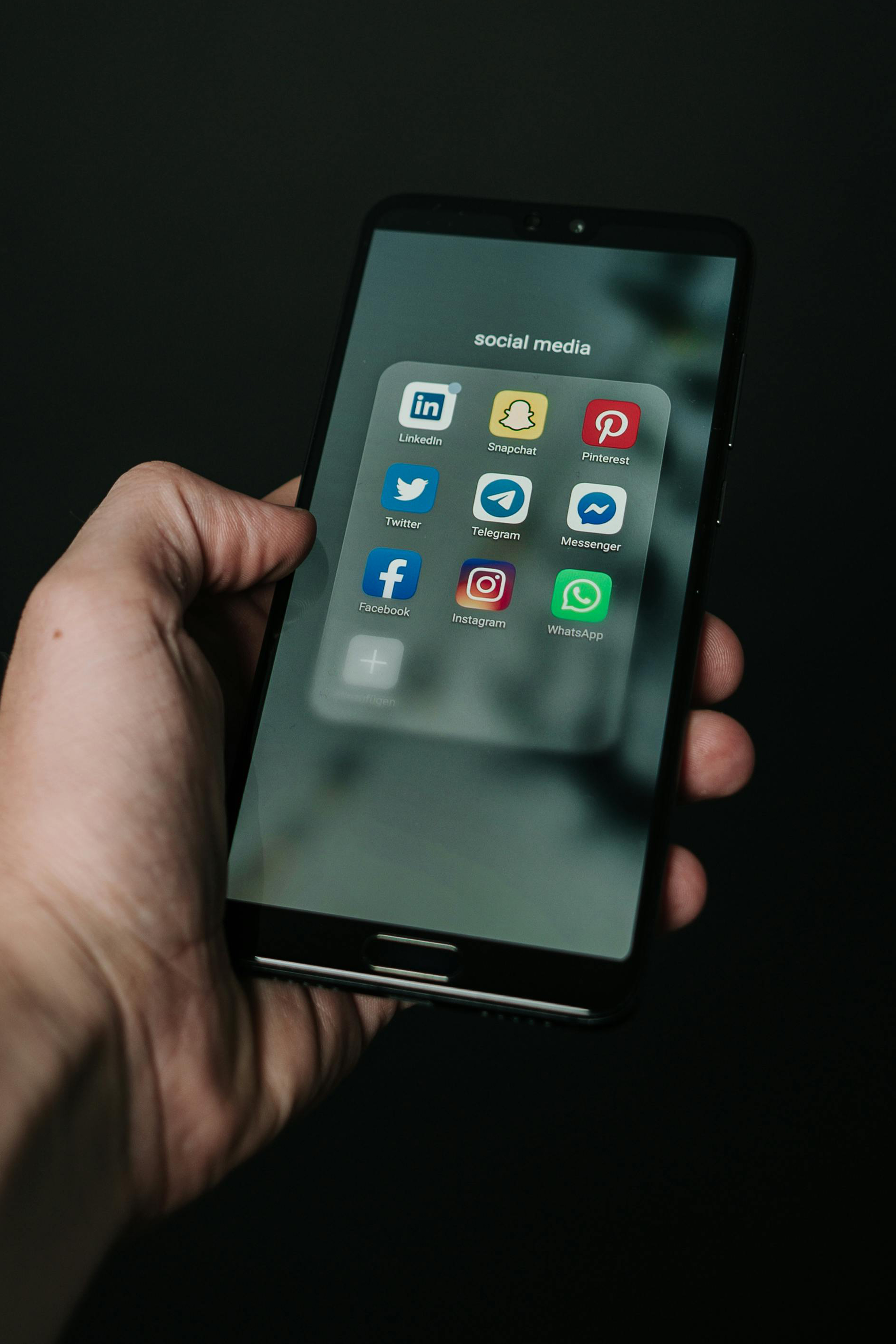 Foto de Magnus Mueller: https://www.pexels.com/pt-br/foto/foto-de-uma-mao-segurando-um-smartphone-preto-2818118